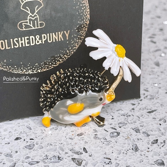 Hedgehog and Daisy Brooch ~ Hedgehog Pin ~ Gold Brooch ~ Gold Pin in Gift Box - Picture 1 of 3